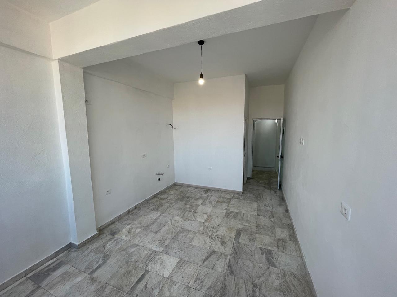 Ambiente Business con Vetrina 90 m² Selvía 70.000 Lekë