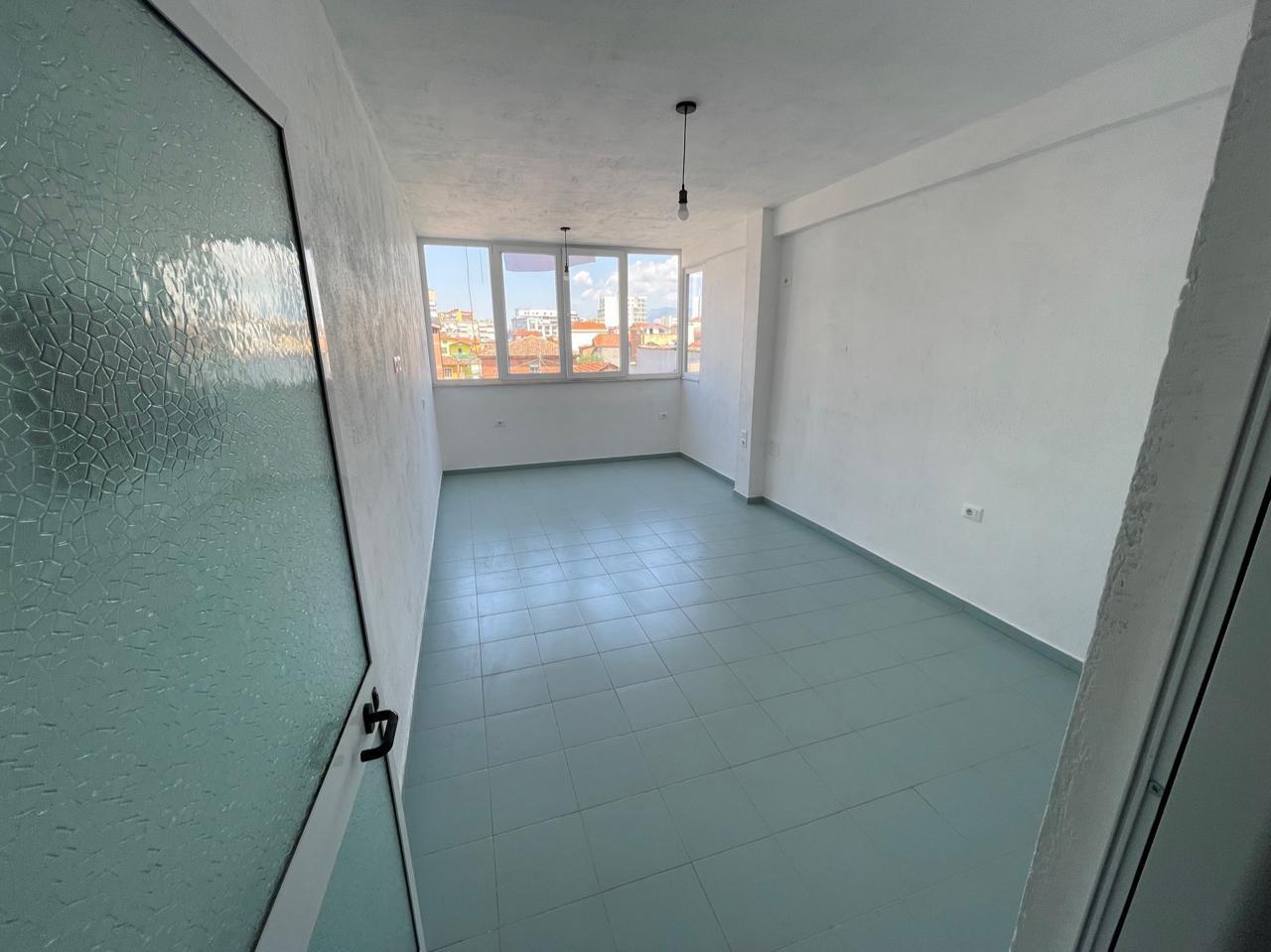 Ambiente Business con Vetrina 90 m² Selvía 70.000 Lekë