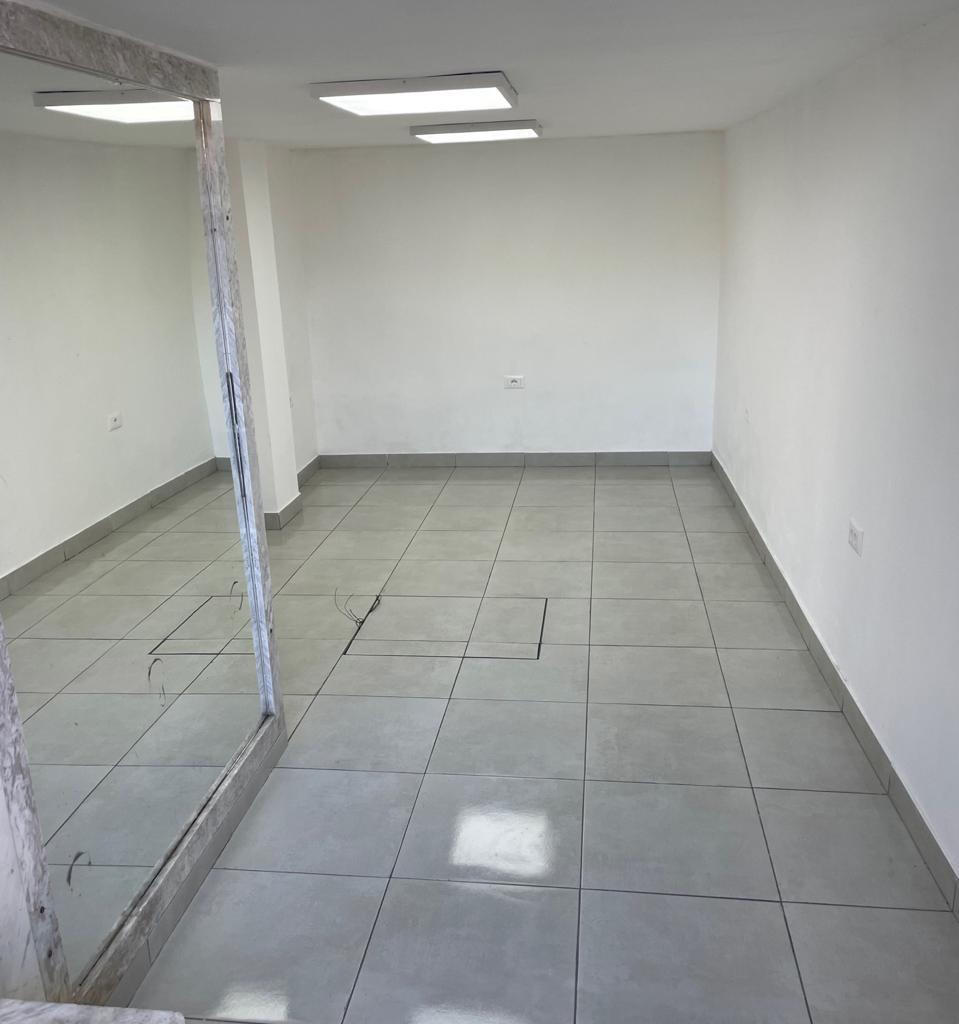 Ambiente Business con Vetrina 90 m² Selvía 70.000 Lekë