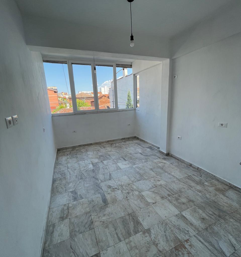 Ambiente Business con Vetrina 90 m² Selvía 70.000 Lekë