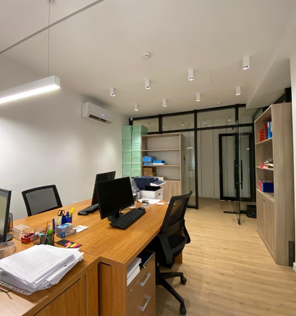 Locale Commerciale di 200 m² su Viale Zogu, Primo Piano, 270.000 LEKE
