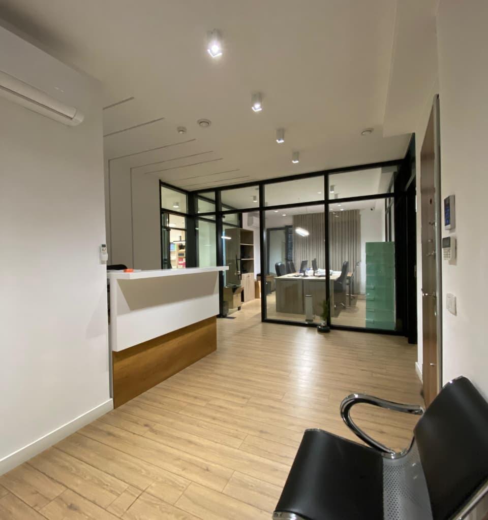 Locale Commerciale di 200 m² su Viale Zogu, Primo Piano, 270.000 LEKE