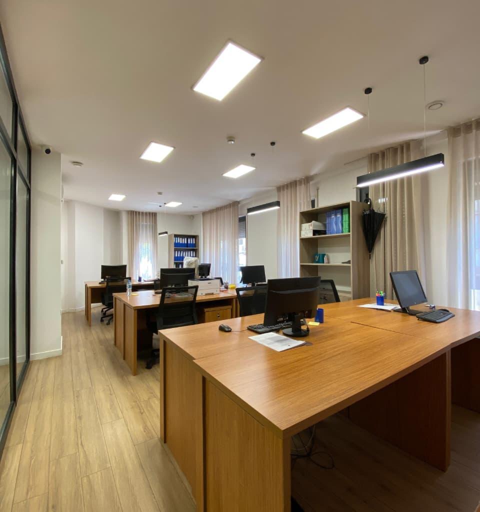 Locale Commerciale di 200 m² su Viale Zogu, Primo Piano, 270.000 LEKE