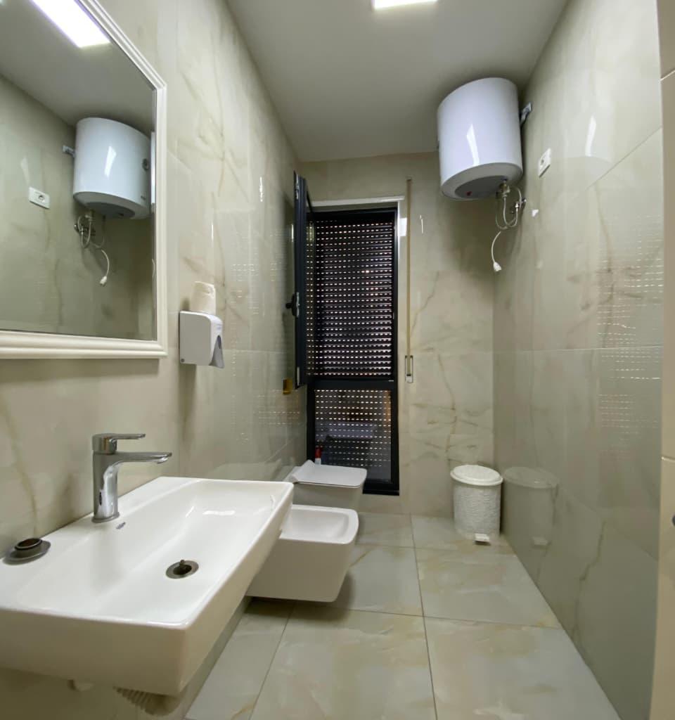 Locale Commerciale di 200 m² su Viale Zogu, Primo Piano, 270.000 LEKE