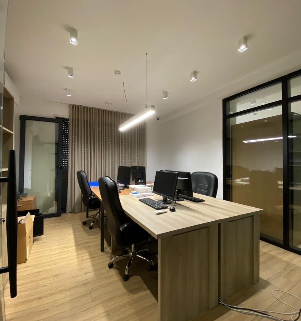 Locale Commerciale di 200 m² su Viale Zogu, Primo Piano, 270.000 LEKE
