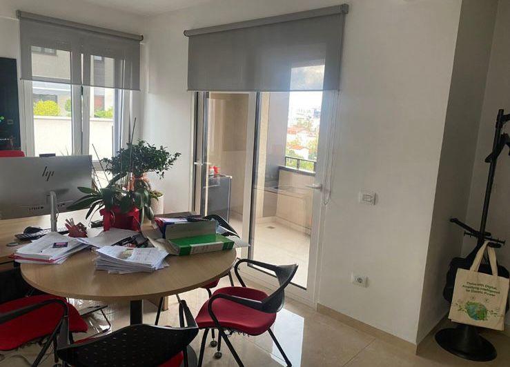 Vetrina con locale di 76 m² nel centro a 1.100 euro