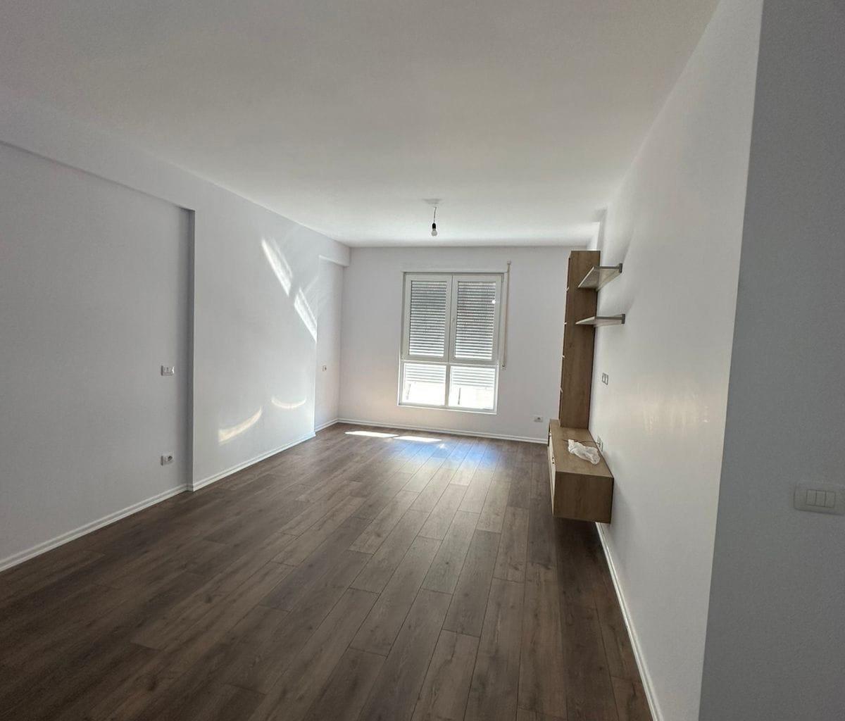 ZONA COMMERCIALE DI 100 M2 CON 5 VETRINE A 55.000 LEKE
