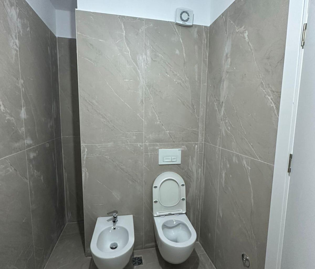 ZONA COMMERCIALE DI 100 M2 CON 5 VETRINE A 55.000 LEKE
