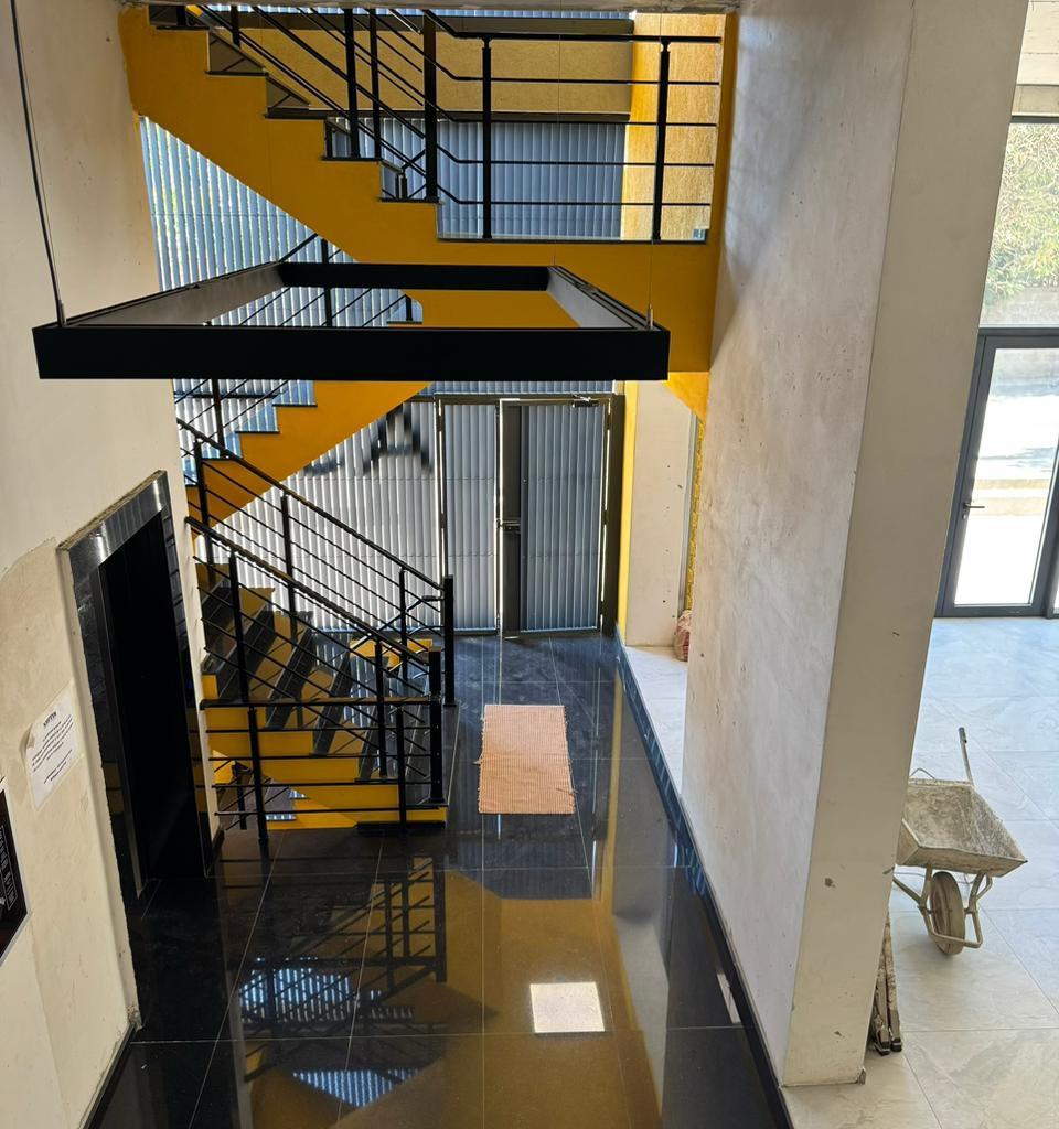 Zyra con Quota di 550 m2 su Bulevardi Ri a 3.200 euro