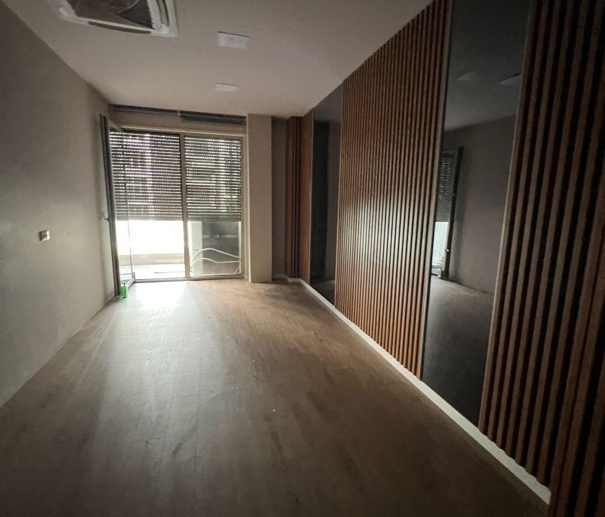 ZYRE CON SERRA DI 1077 M2 ZOGU AL PIANO ZI A 15.000 EURO