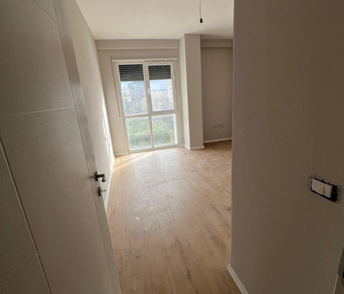 ZYRE ME QERA 100 M2 BULEVARDI I RI 500 EURO