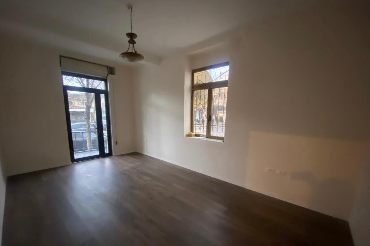 ZYRE ME QERA 73 M2 RRUGA E DIBRES 1.200 EURO