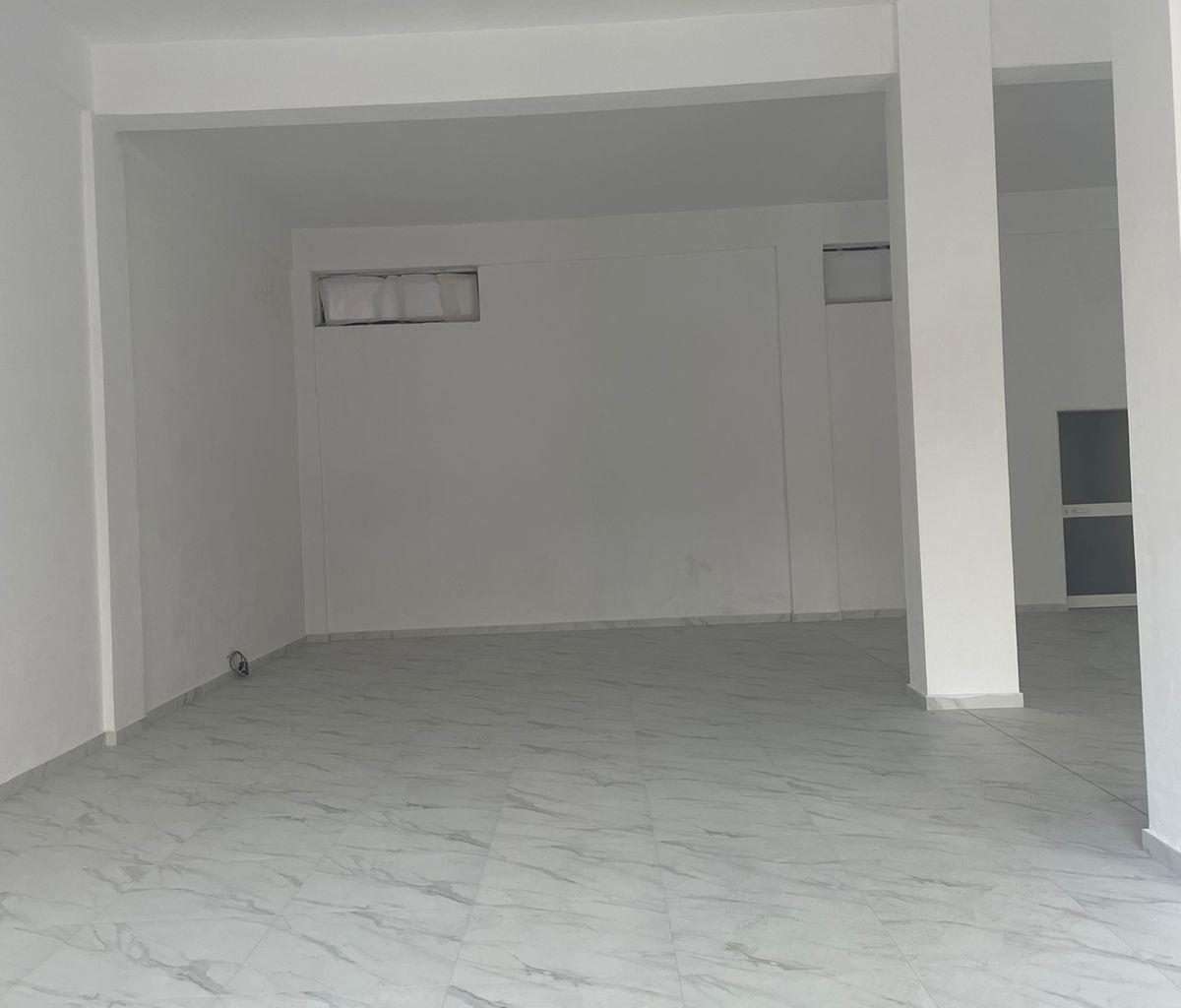 Negozio con vetrina di 120 m2 in Ali Demi a 2.000 euro