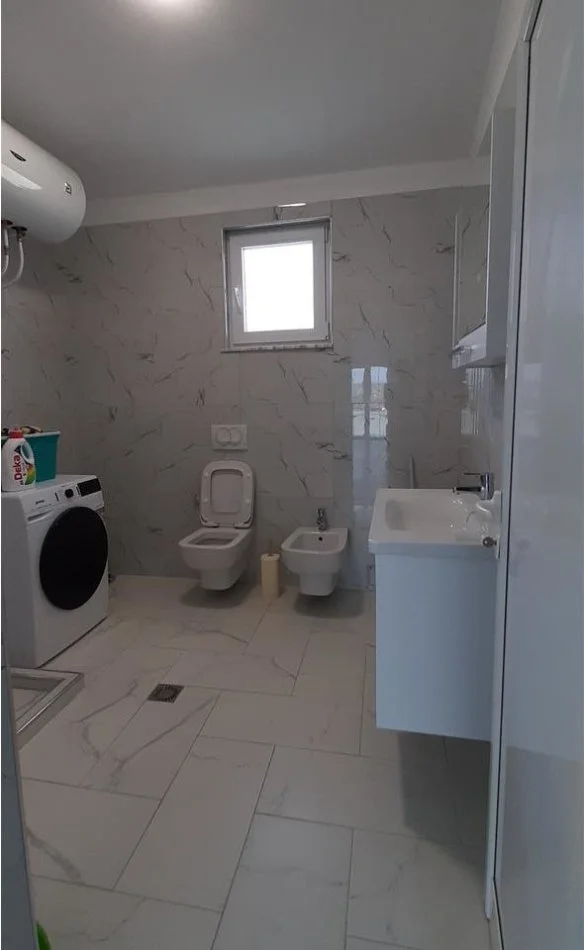 Tirana, affitto Villa di 3 piani, 500 m², 2.000 € (TEG)