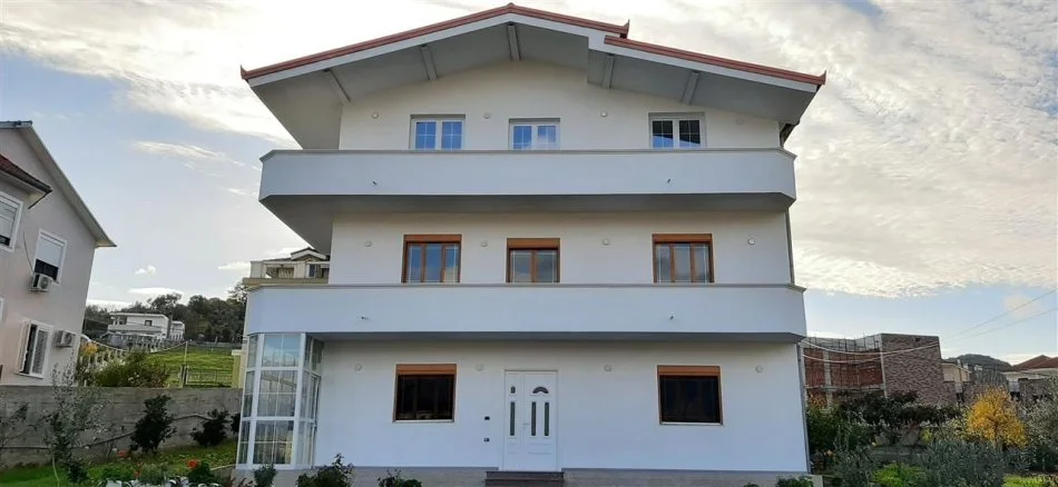 Tirana, affitto Villa di 3 piani, 500 m², 2.000 € (TEG)