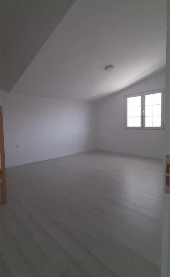 Tirana, affitto Villa di 3 piani, 500 m², 2.000 € (TEG)