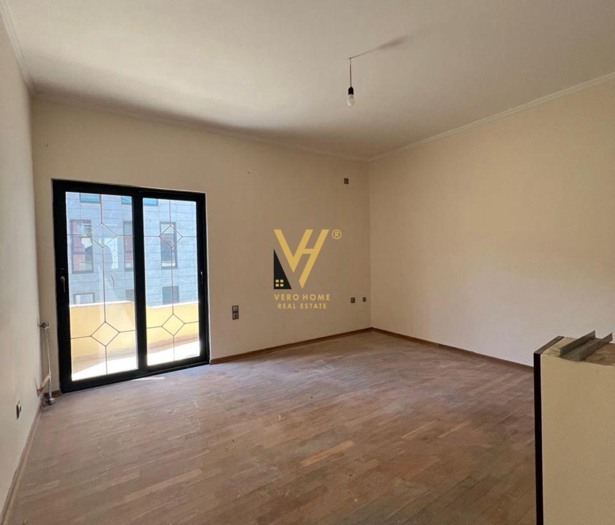 Vile con 3 piani in affitto nella zona Kopshti Zoologjik 3.500 €