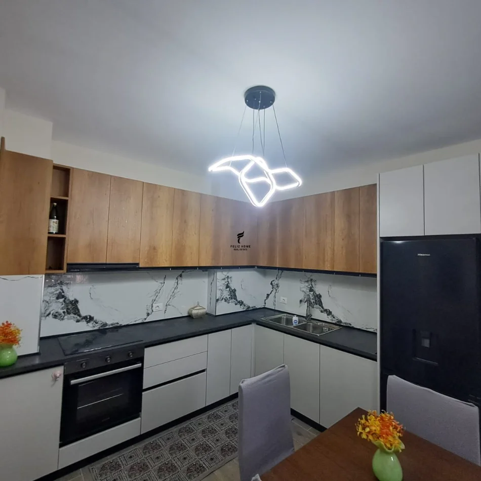Tirane, affitto appartamento 1+1 al secondo piano, 70 m², 550 € (VARRI I BAMIT)