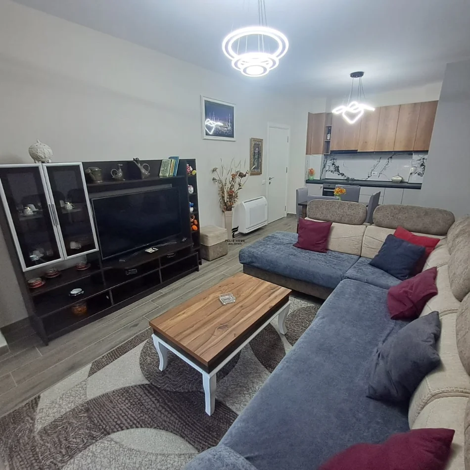 Tirane, affitto appartamento 1+1 al secondo piano, 70 m², 550 € (VARRI I BAMIT)