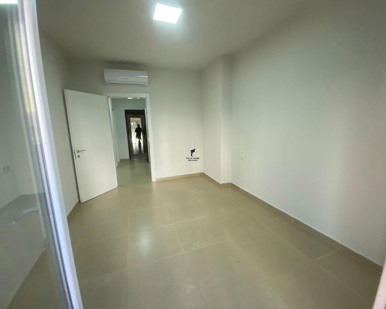 ZYRE CON VETRINA 93 M2 VIA KOSOVARE 100.000 LEKE FH-70544