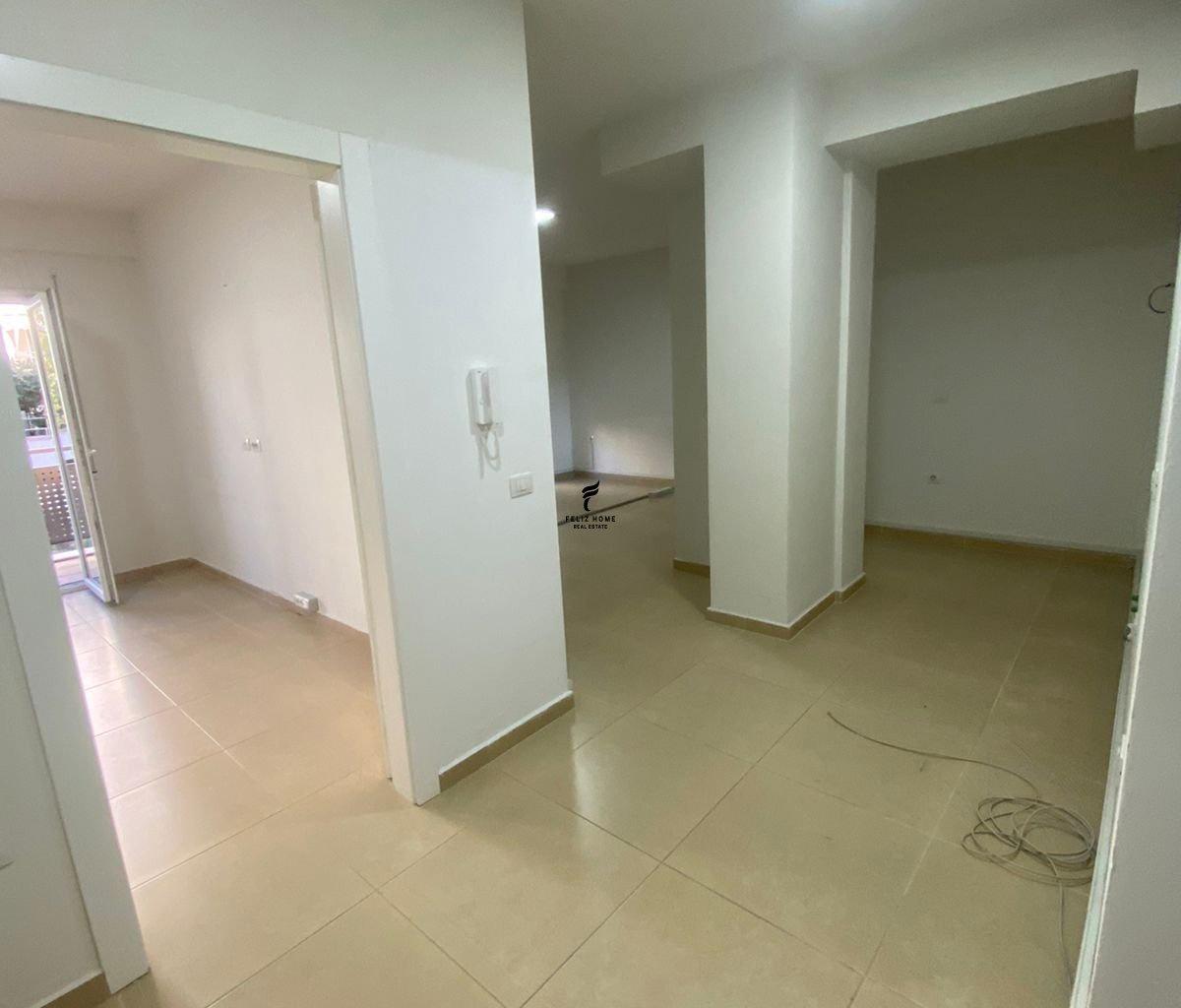 ZYRE CON VETRINA 93 M2 VIA KOSOVARE 100.000 LEKE FH-70544