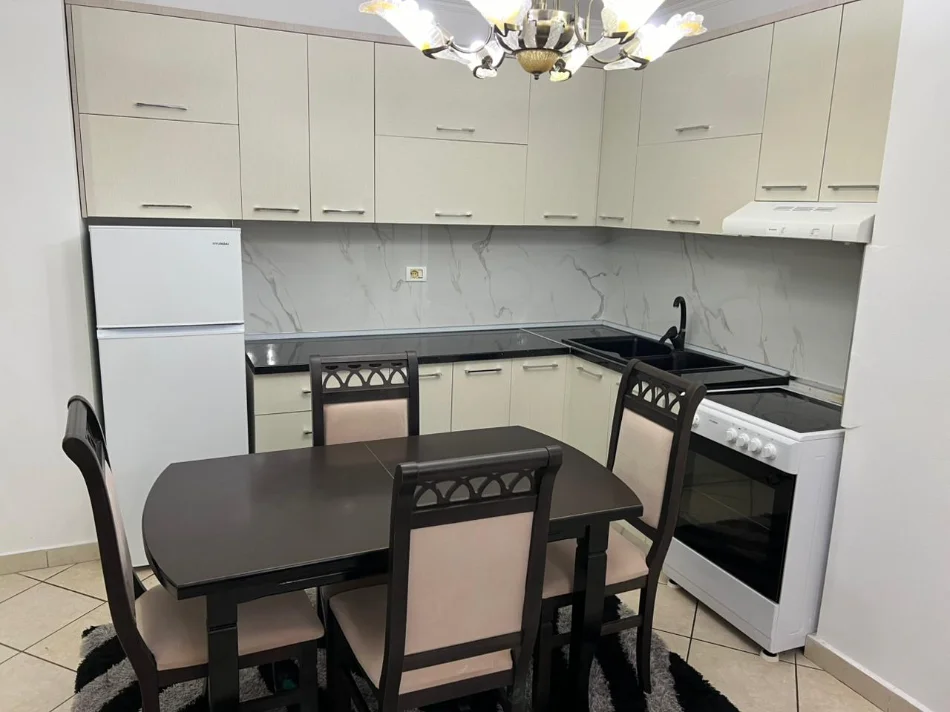 Tirane, affitto appartamento 2+1 Piano 4, 90 m² 600 € (COMUNE DI PARISIT)
