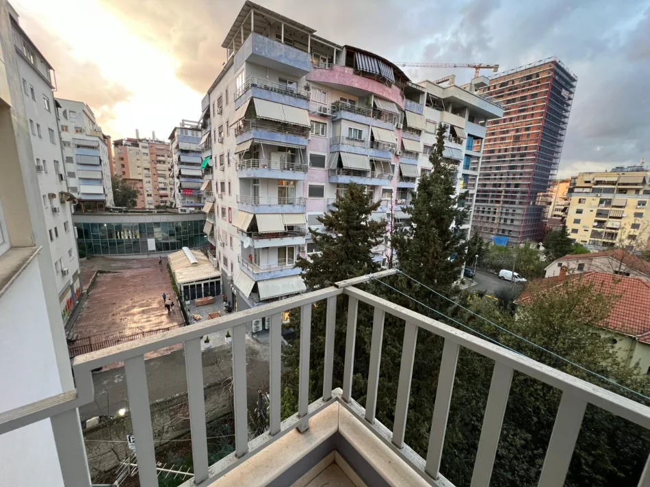 Tirane, affitto appartamento 2+1 Piano 4, 90 m² 600 € (COMUNE DI PARISIT)