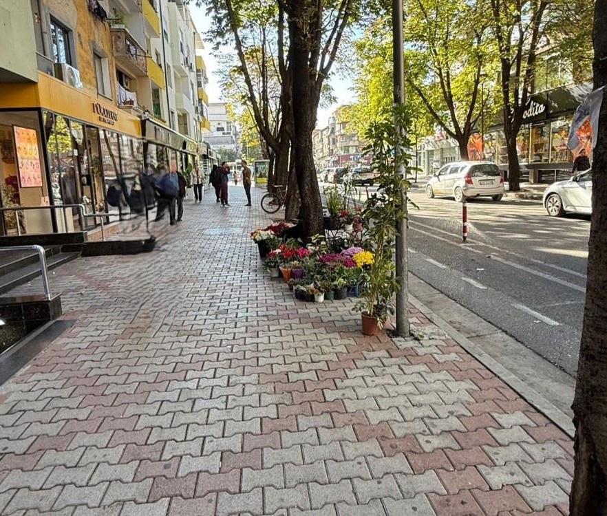 Negozio con cortile di 310 m2 in Willson, 8.000 euro