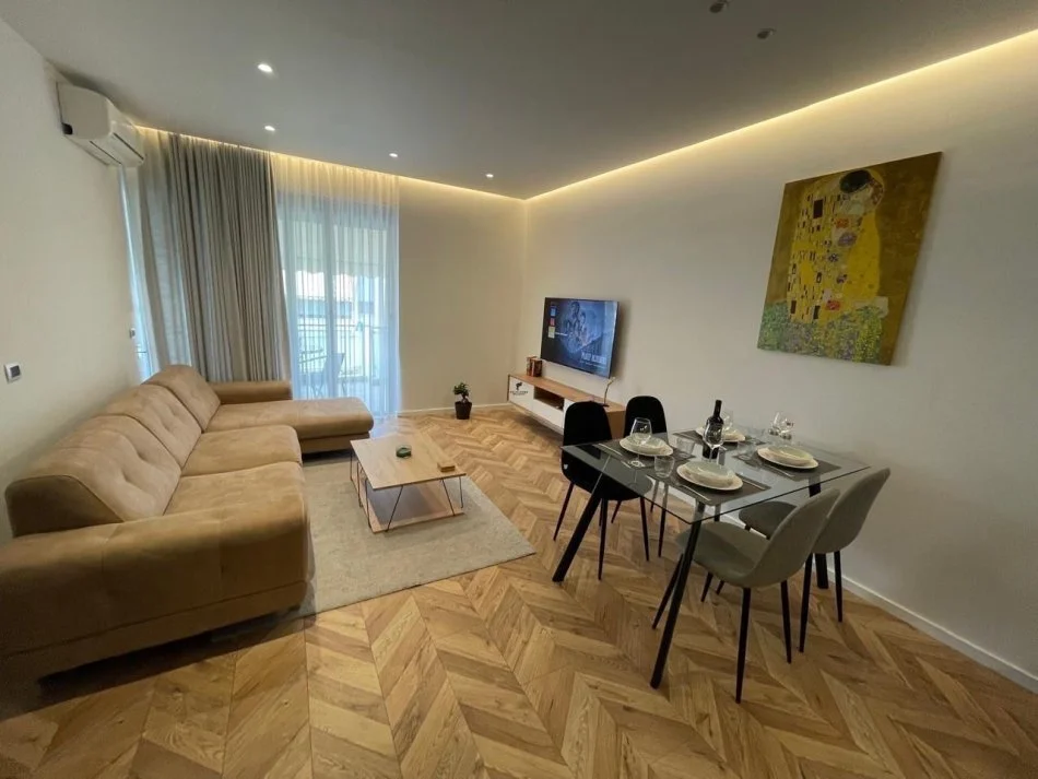 Tirane, jepet me qera 1+1 Kati 3, 75 m² 800 €