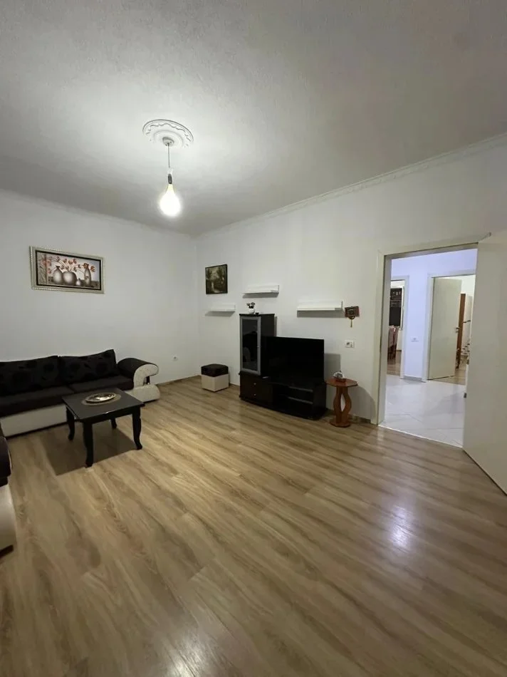 Tirane, affitto appartamento 2+1 Piano 1, 84 m² 400 € (Sauk)
