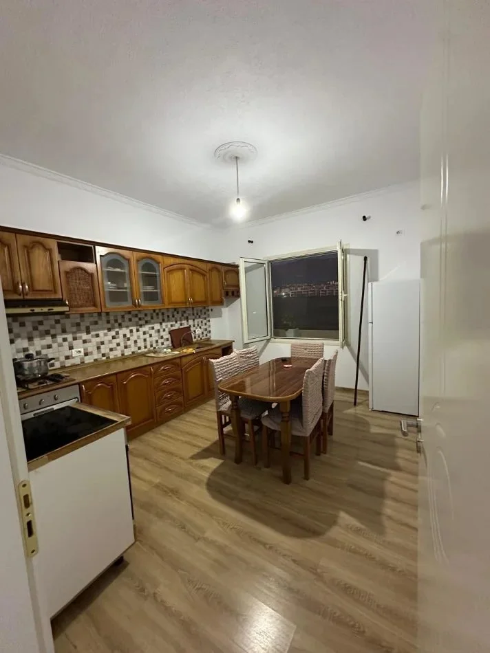 Tirane, affitto appartamento 2+1 Piano 1, 84 m² 400 € (Sauk)
