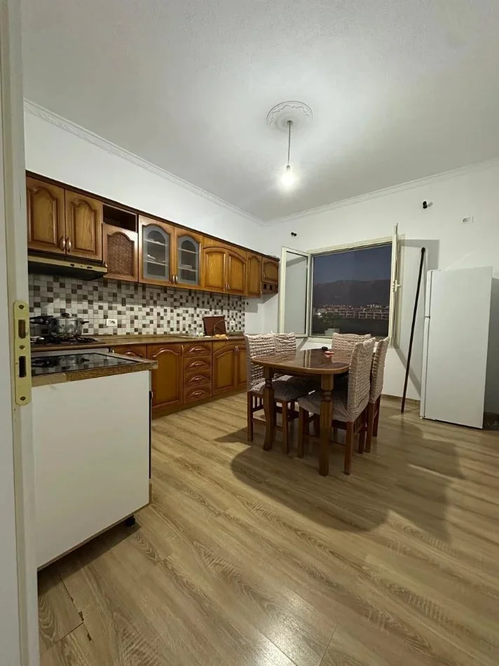 Tirane, affitto appartamento 2+1 Piano 1, 84 m² 400 € (Sauk)