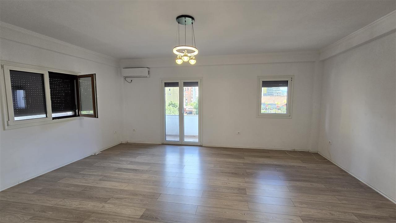 Office Environment in Komuna e Parisit