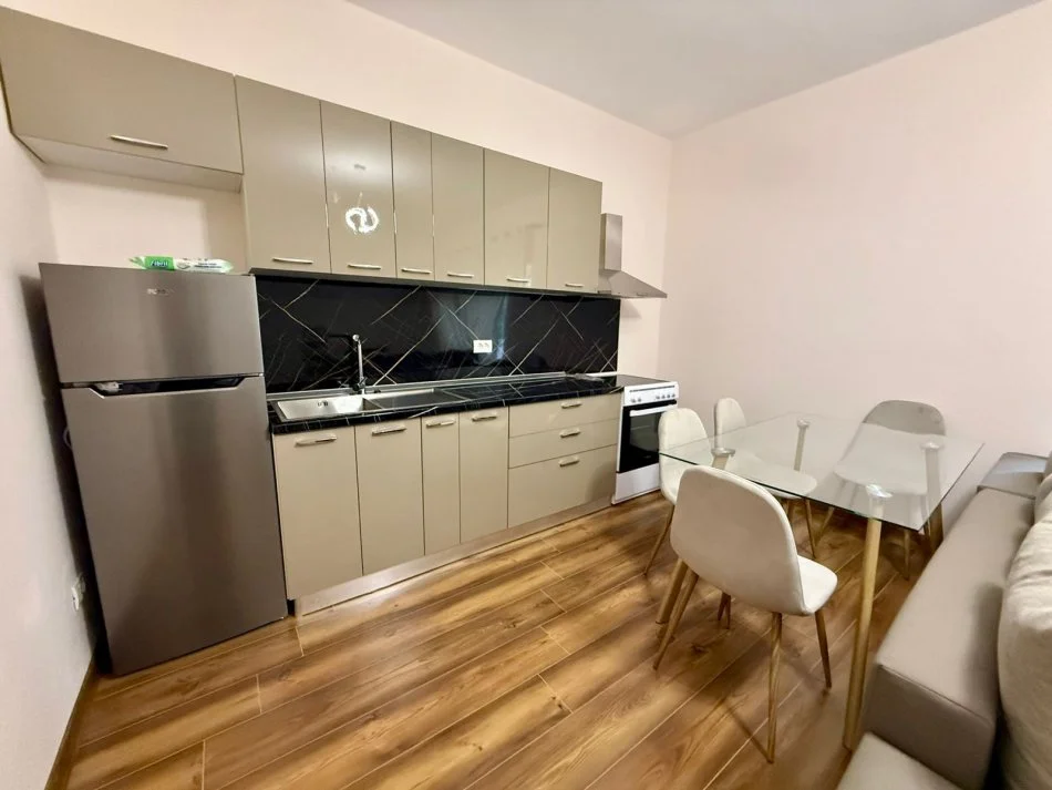 Tirane, appartamento in affitto con una camera da letto e balcone, piano 4, 73 m², 650 € (RRUGA E KAVAJES)