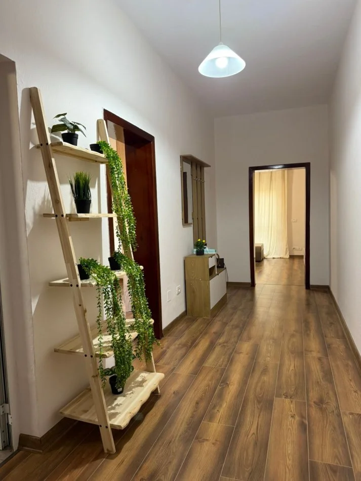 Tirane, appartamento in affitto con una camera da letto e balcone, piano 4, 73 m², 650 € (RRUGA E KAVAJES)