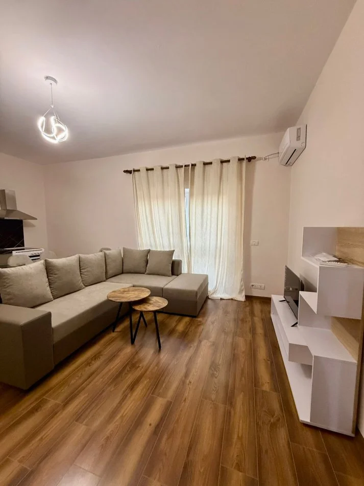 Tirane, appartamento in affitto con una camera da letto e balcone, piano 4, 73 m², 650 € (RRUGA E KAVAJES)
