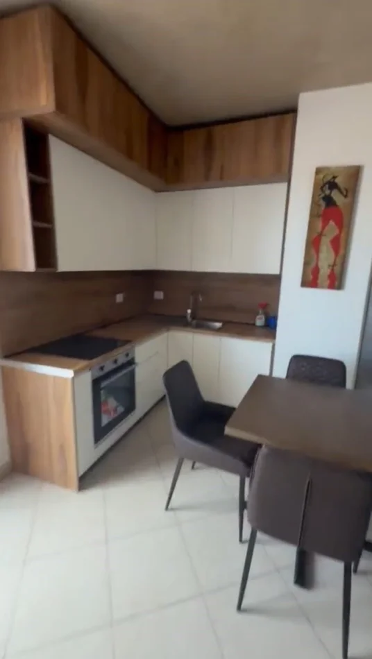 Tirane, affitto appartamento 1+1 Piano 9, 60 m² 800 € (Astir)