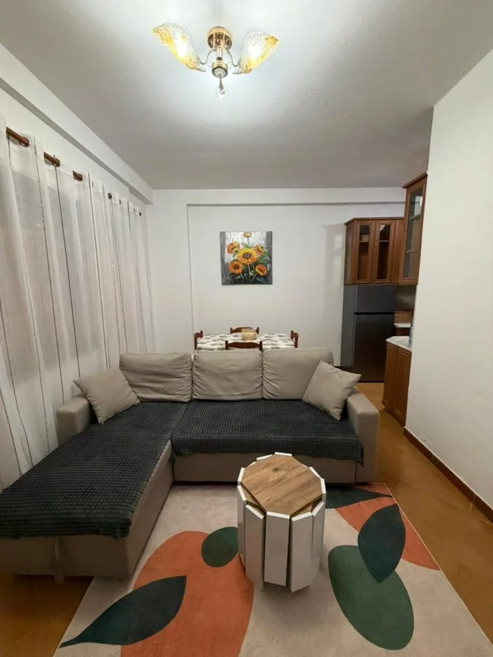 Tirane, jepet me qera apartament 1+1+Ballkon Kati 3, 65 m² 600 € (KOMUNA E PARISIT)