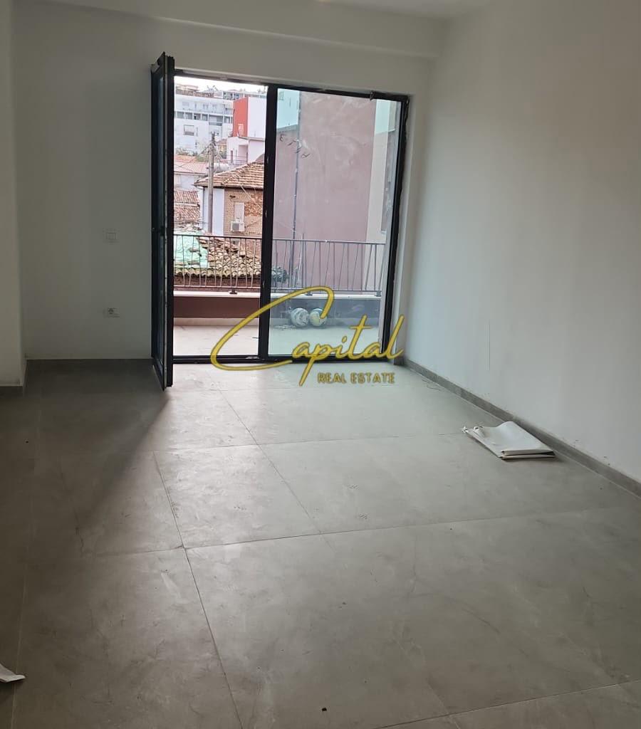 AMBIENT BIZNESI ME QIRA 97 M2 MYSLYM SHYRI 1.300 EURO