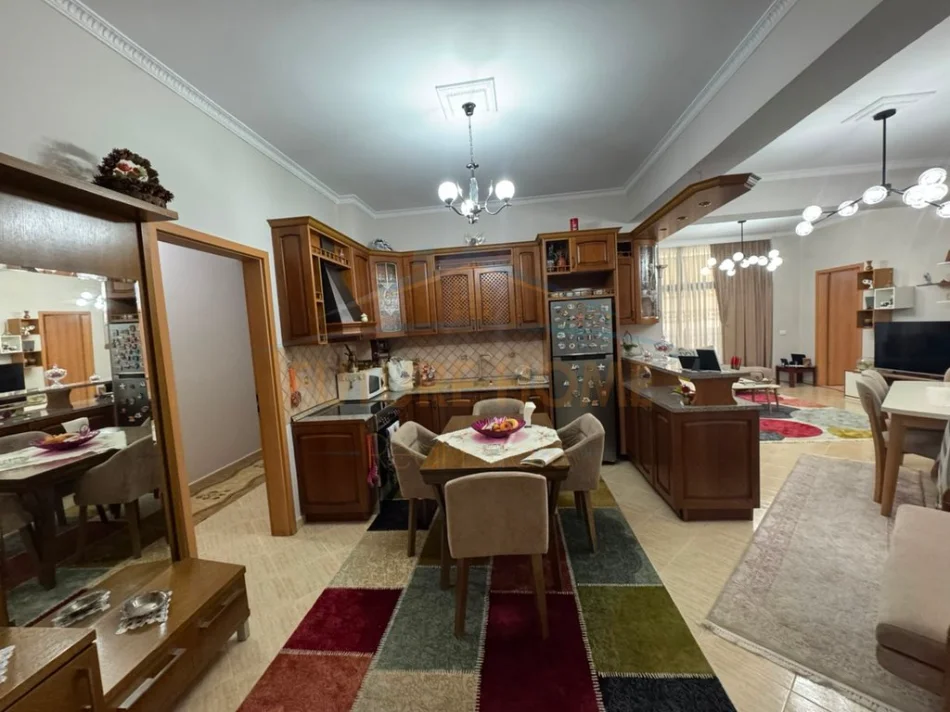 Tirane, vendesi appartamento 3+1 al 5° piano, 136 m² €340.000 (Rruga e Kavajës)