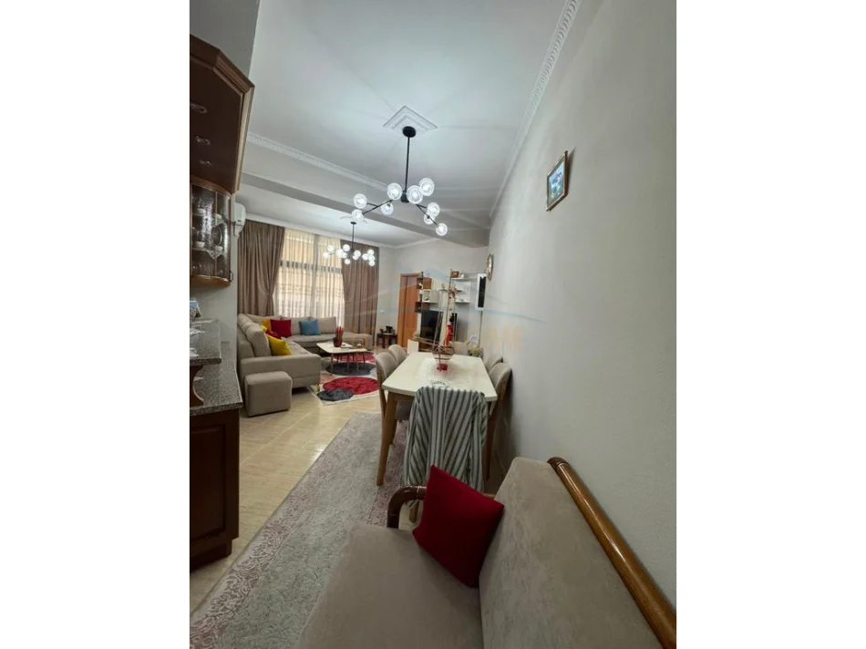 Tirane, vendesi appartamento 3+1 al 5° piano, 136 m² €340.000 (Rruga e Kavajës)