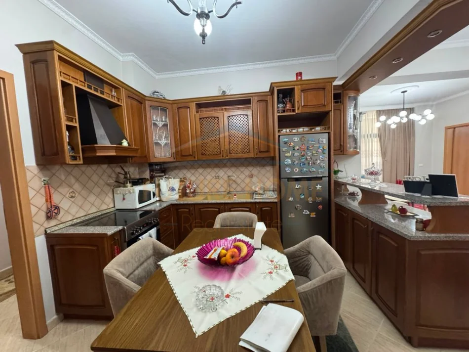 Tirane, vendesi appartamento 3+1 al 5° piano, 136 m² €340.000 (Rruga e Kavajës)
