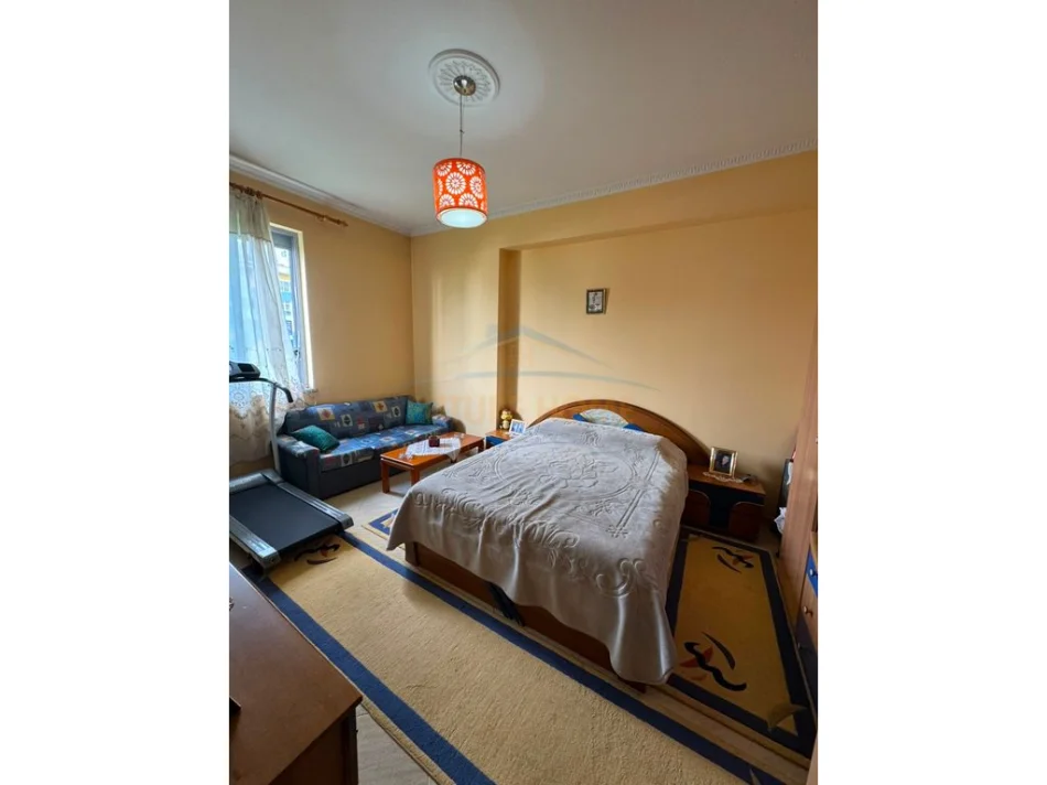 Tirane, vendesi appartamento 3+1 al 5° piano, 136 m² €340.000 (Rruga e Kavajës)