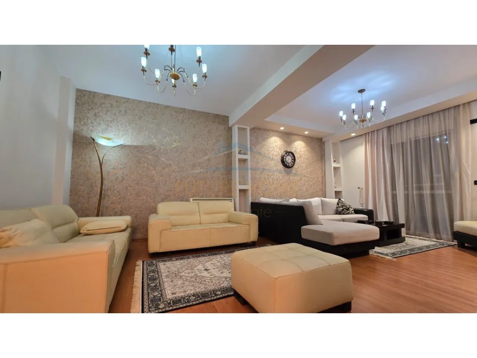 Fier, vendi, appartamento 3+1 Piano 8, 186 m² 196.000 € (Lagjia 29 Nentori, Fier.)