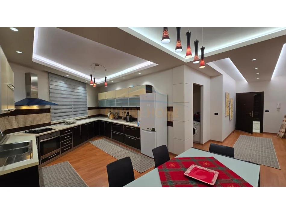 Fier, vendi, appartamento 3+1 Piano 8, 186 m² 196.000 € (Lagjia 29 Nentori, Fier.)