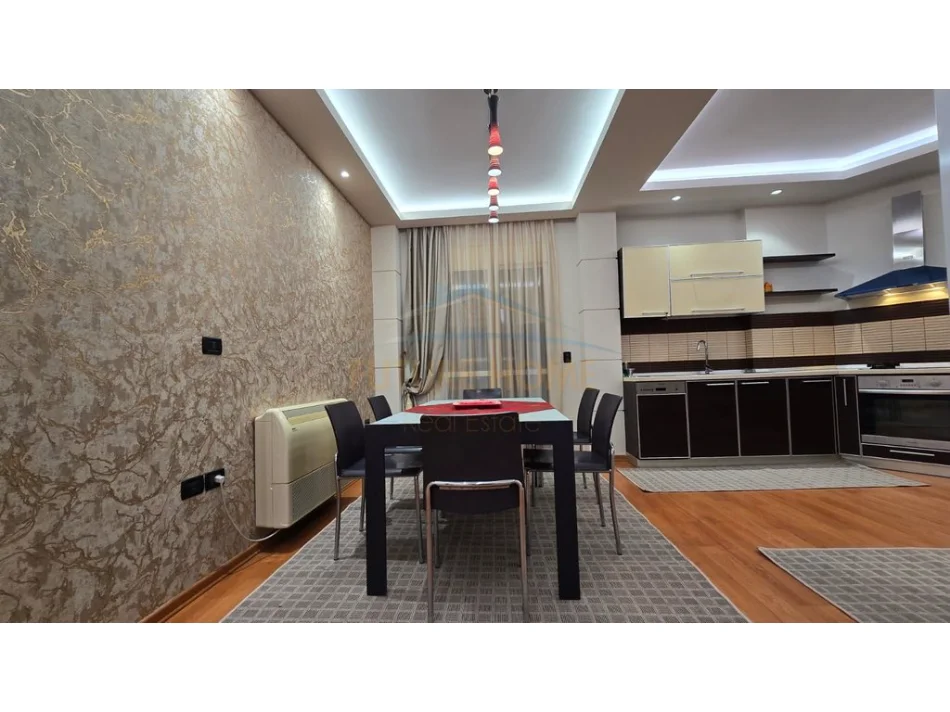 Fier, vendi, appartamento 3+1 Piano 8, 186 m² 196.000 € (Lagjia 29 Nentori, Fier.)