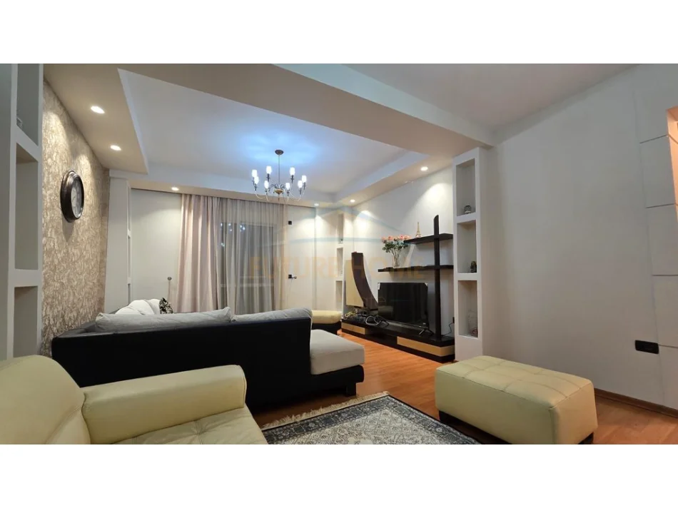 Fier, vendi, appartamento 3+1 Piano 8, 186 m² 196.000 € (Lagjia 29 Nentori, Fier.)