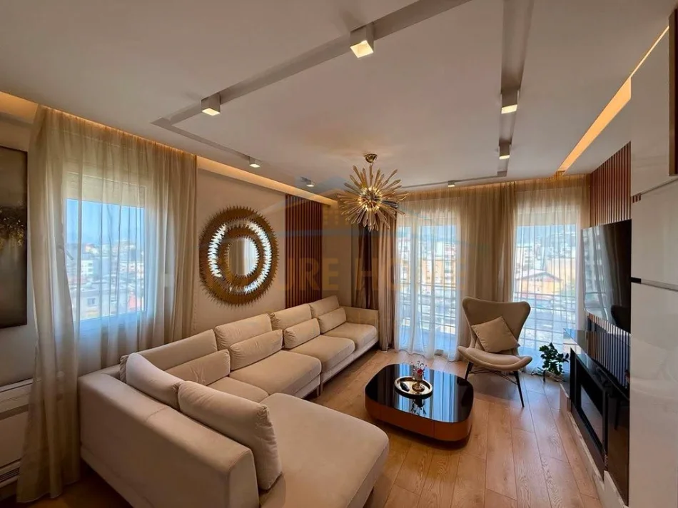 Tirana, appartamento in vendita 3+1 al quinto piano, 122 m², 350.000 € (Via Mihal Grameno)