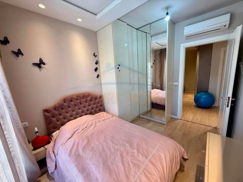 Tirana, appartamento in vendita 3+1 al quinto piano, 122 m², 350.000 € (Via Mihal Grameno)