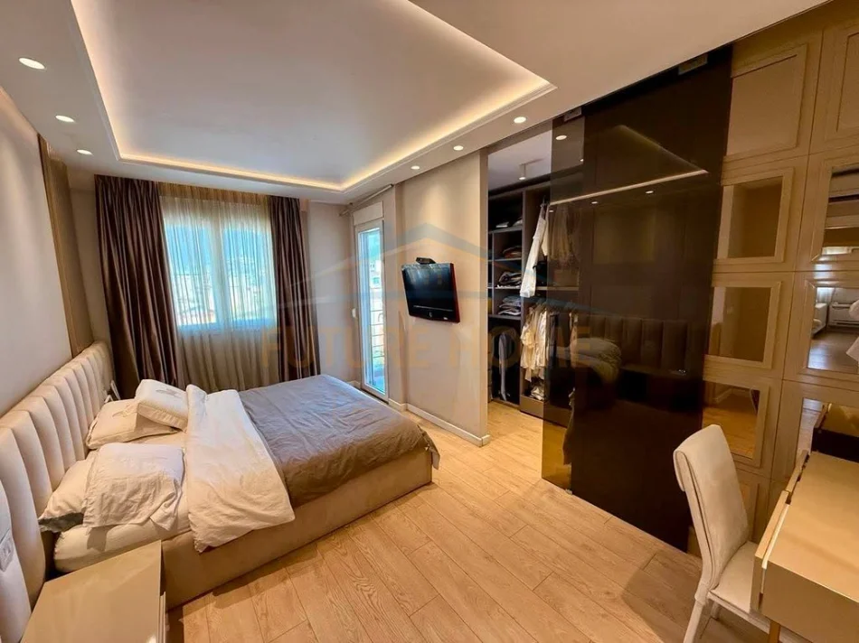 Tirana, appartamento in vendita 3+1 al quinto piano, 122 m², 350.000 € (Via Mihal Grameno)